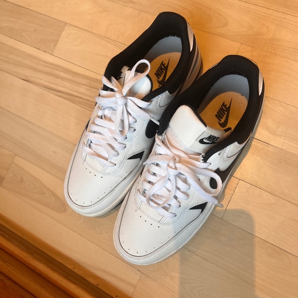 Nike White and Black Women’s Sneakers - Picture 4 of 5